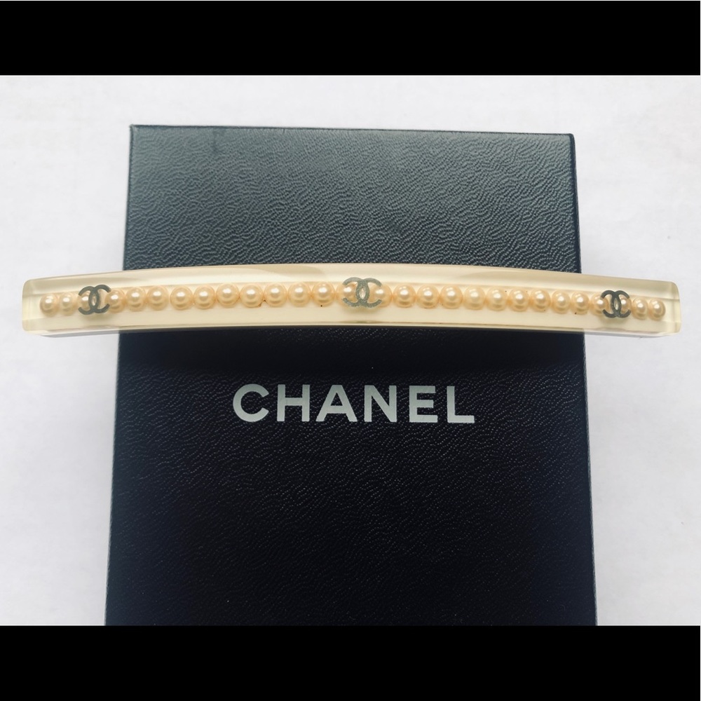 Chanel hair Barette CC & pearls